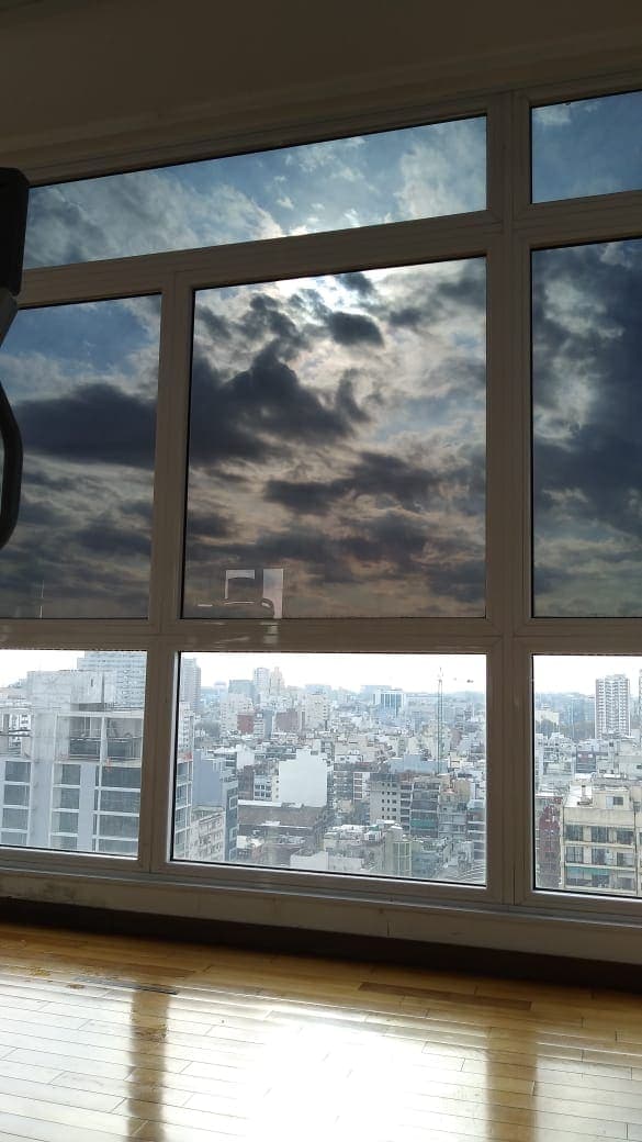Equipo de HPF Windows Films instalando láminas para vidrios en oficina en Buenos Aires
